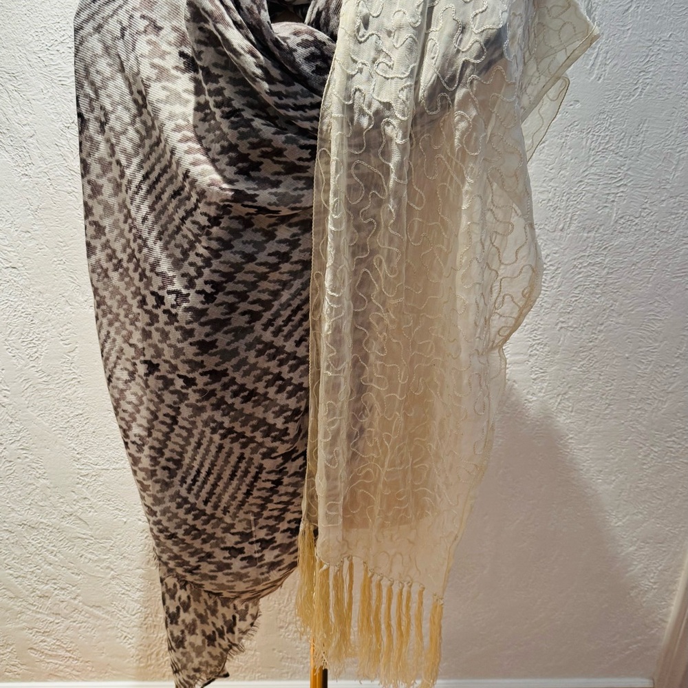 Elegant Black and Cream Patterned Throw Blanket